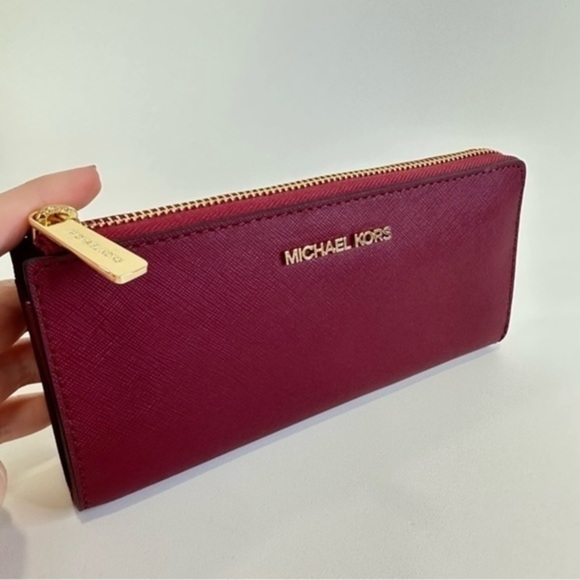 Michael Kors Large three Quarter zip Leather wallet in Mulberry - Picture 2 of 9